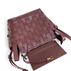 SWORD LUXURY bordo rengi, Intrecciato örgülü deri Bottega Veneta Cassette Bowling çanta, fermuarlı iç bölmeli.