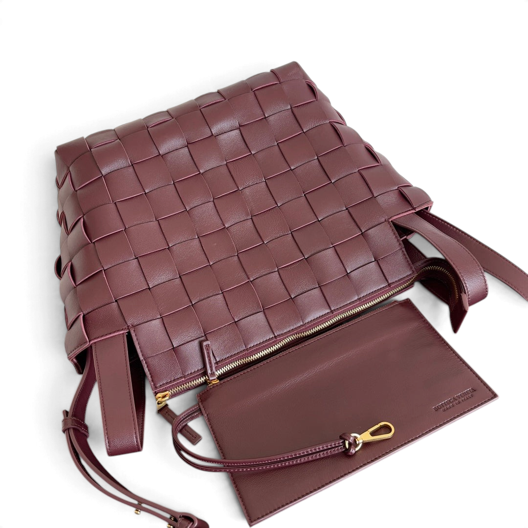 SWORD LUXURY bordo rengi, Intrecciato örgülü deri Bottega Veneta Cassette Bowling çanta, fermuarlı iç bölmeli.