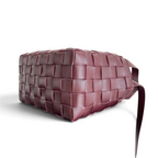 SWORD LUXURY bordo renkli, ikonik Intrecciato örgülü deri dokuya sahip, modern tasarımlı Cassette Bowling çanta.