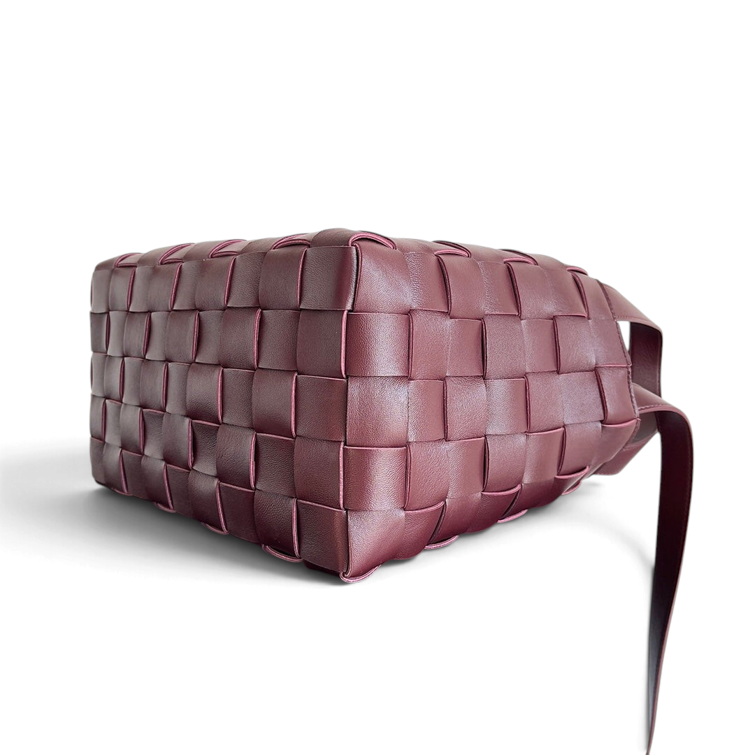 SWORD LUXURY bordo renkli, ikonik Intrecciato örgülü deri dokuya sahip, modern tasarımlı Cassette Bowling çanta.