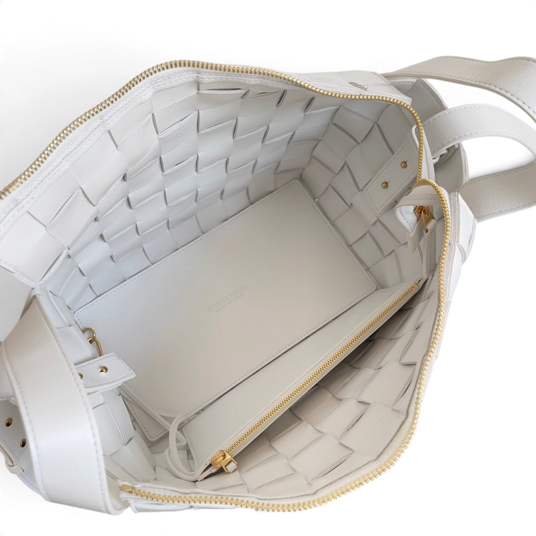 SWORD LUXURY Bottega Veneta Small Cassette Bowling Bag, beyaz deri, ikonik Intrecciato örgülü iç kısım ve fermuarlı cep.