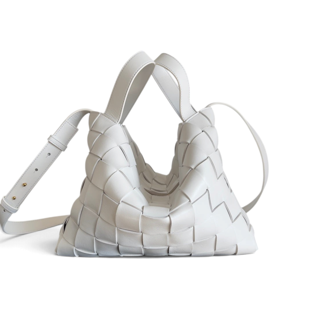 SWORD LUXURY beyaz Bottega Veneta Cassette Bowling çanta, ikonik Intrecciato örgülü deri tasarımı ve çift saplı yapı.
