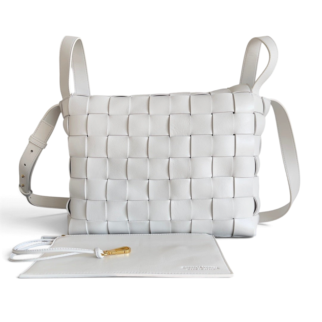 SWORD LUXURY beyaz deri Bottega Veneta Cassette Bowling çanta, ikonik Intrecciato örgü detaylı ve ayarlanabilir askılı.