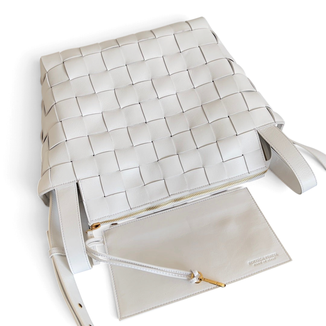 SWORD LUXURY beyaz deri Bottega Veneta Cassette Bowling çanta, ikonik Intrecciato örgü detaylı ve fermuarlı iç cepli.