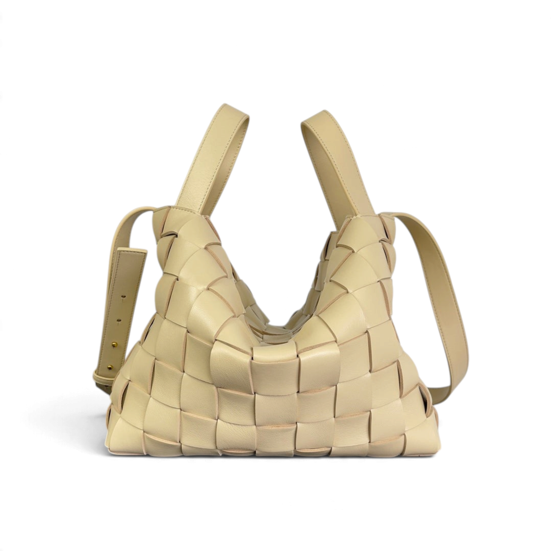 SWORD LUXURY Bottega Veneta Small Cassette Bowling Bag, bej renkli, ikonik Intrecciato örgülü deri el ve omuz çantası.