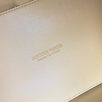 SWORD LUXURY Bottega Veneta Cassette Bowling çanta üzerinde kabartmalı marka logosu ve İtalya üretimi detayı