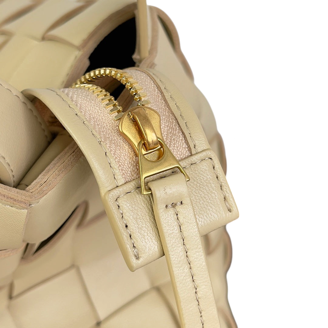 SWORD LUXURY Bottega Veneta Cassette Bowling çanta, bej renkli Intrecciato örgülü deri ve altın tonlu fermuar detayı.