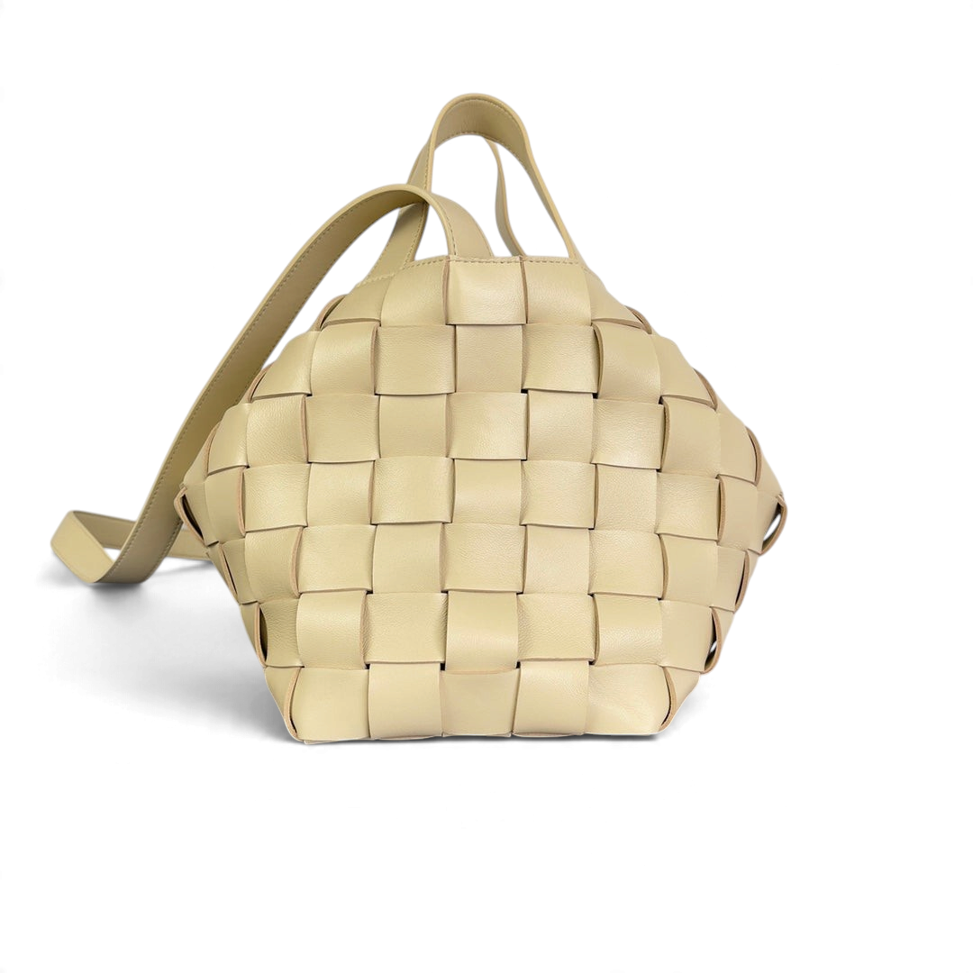 SWORD LUXURY bej renkli, ikonik Intrecciato örgülü deri Bottega Veneta Cassette Bowling çanta.