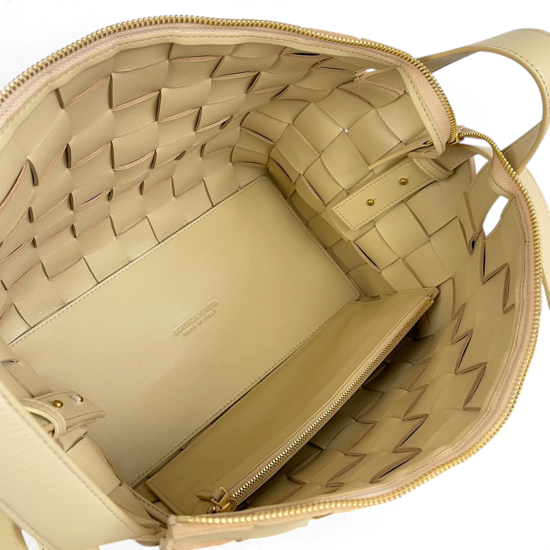 SWORD LUXURY Bottega Veneta Cassette Bowling çanta, bej renkli, ikonik Intrecciato örgülü deri iç detay görünümü.
