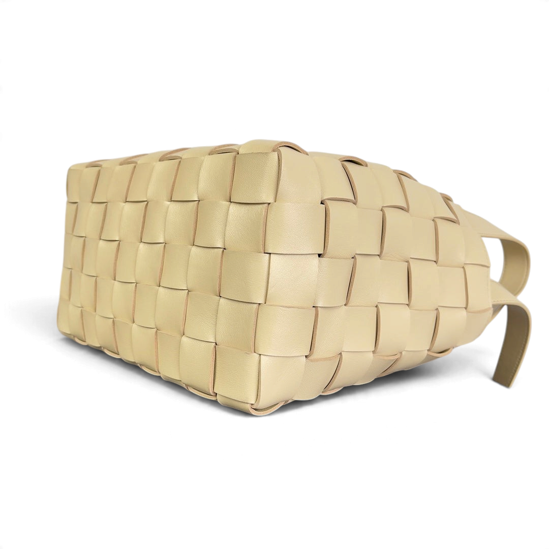 SWORD LUXURY bej renkli, ikonik Intrecciato örgülü deri dokuya sahip Bottega Veneta Cassette bowling çantası.