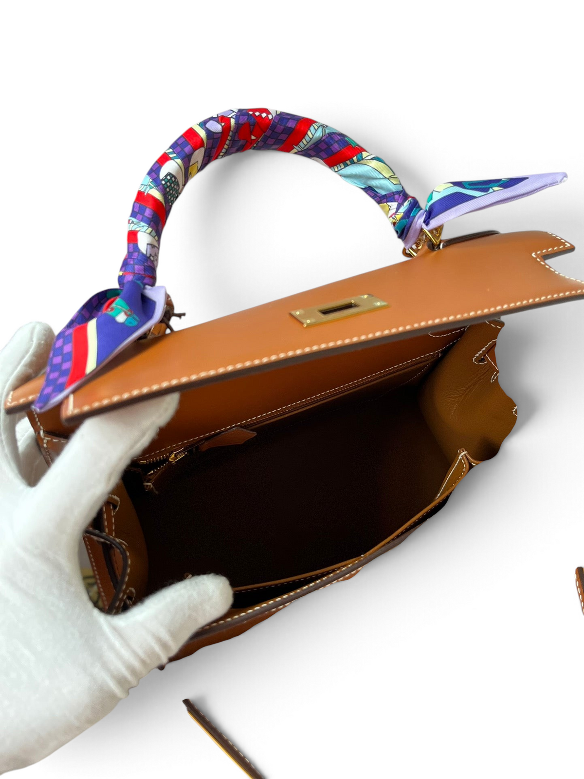 SWORD LUXURY marka, 28 cm boyutunda, taba rengi Box deri Hermès Kelly çanta, renkli twilly eşarp detaylı iç görünüm.