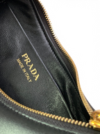 SWORD LUXURY marka siyah deri hilal çanta içi, altın rengi fermuar detaylı ve Prada logosu baskılı iç astar.