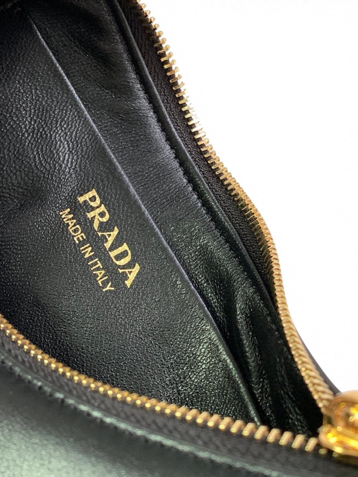 SWORD LUXURY marka siyah deri hilal çanta içi, altın rengi fermuar detaylı ve Prada logosu baskılı iç astar.