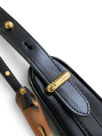 SWORD LUXURY siyah deri hilal çanta, altın tonlu metal detaylar ve ayarlanabilir askı mekanizması ile yakın çekim.