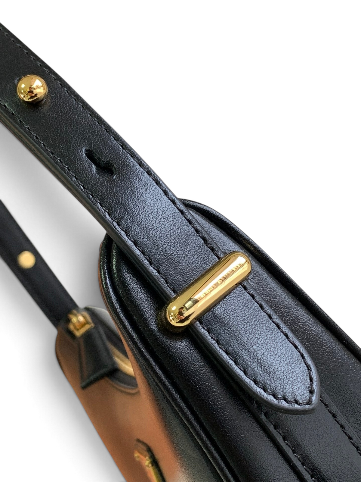 SWORD LUXURY siyah deri hilal çanta, altın tonlu metal detaylar ve ayarlanabilir askı mekanizması ile yakın çekim.