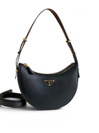 SWORD LUXURY siyah deri hilal formlu omuz çantası, altın tonlu donanım ve ayarlanabilir askı detaylı.