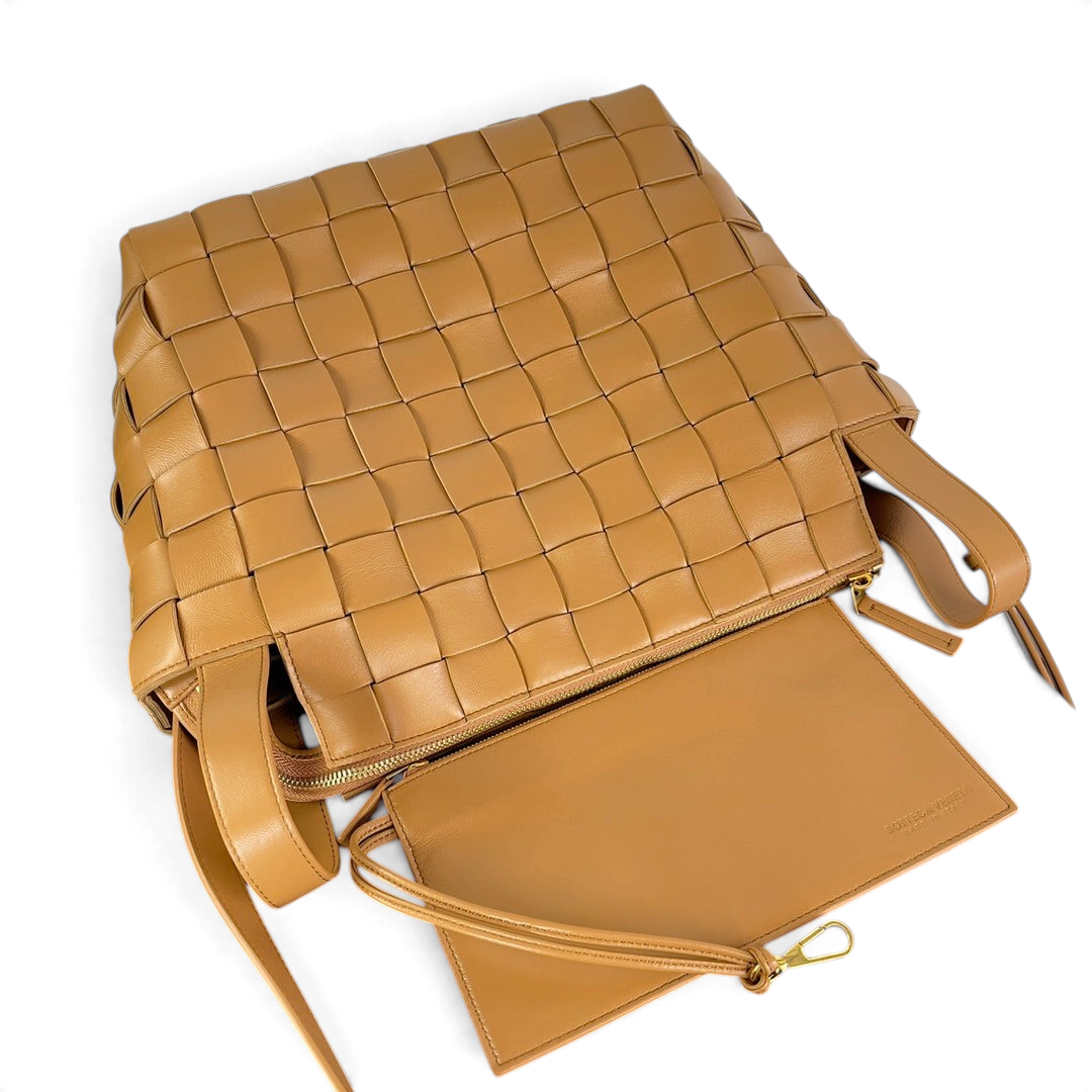 SWORD LUXURY taba rengi deri Bottega Veneta Cassette Bowling çanta, ikonik Intrecciato örgü detaylı ve fermuarlı.