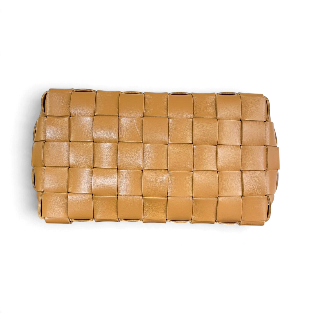 SWORD LUXURY Bottega Veneta Small Cassette Bowling Bag, taba rengi, ikonik Intrecciato örgülü deri tasarım.