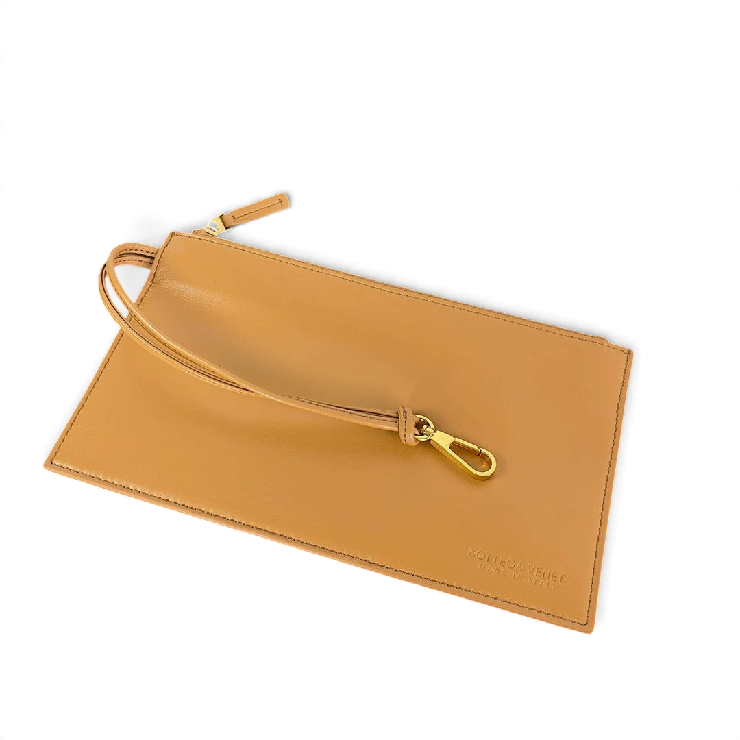 SWORD LUXURY Bottega Veneta taba rengi deri el çantası, altın rengi metal detaylı ve bilek askılı tasarım.