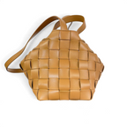 SWORD LUXURY Bottega Veneta Small Cassette Bowling Bag, taba rengi, ikonik Intrecciato örgülü deri el çantası.