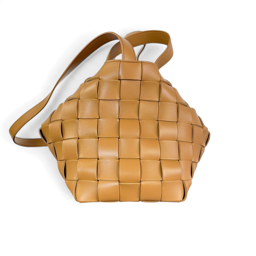 SWORD LUXURY Bottega Veneta Small Cassette Bowling Bag, taba rengi, ikonik Intrecciato örgülü deri el çantası.