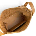 SWORD LUXURY Bottega Veneta Small Cassette Bowling Bag'in içi, taba rengi Intrecciato örgülü deri ve fermuarlı cep detayı