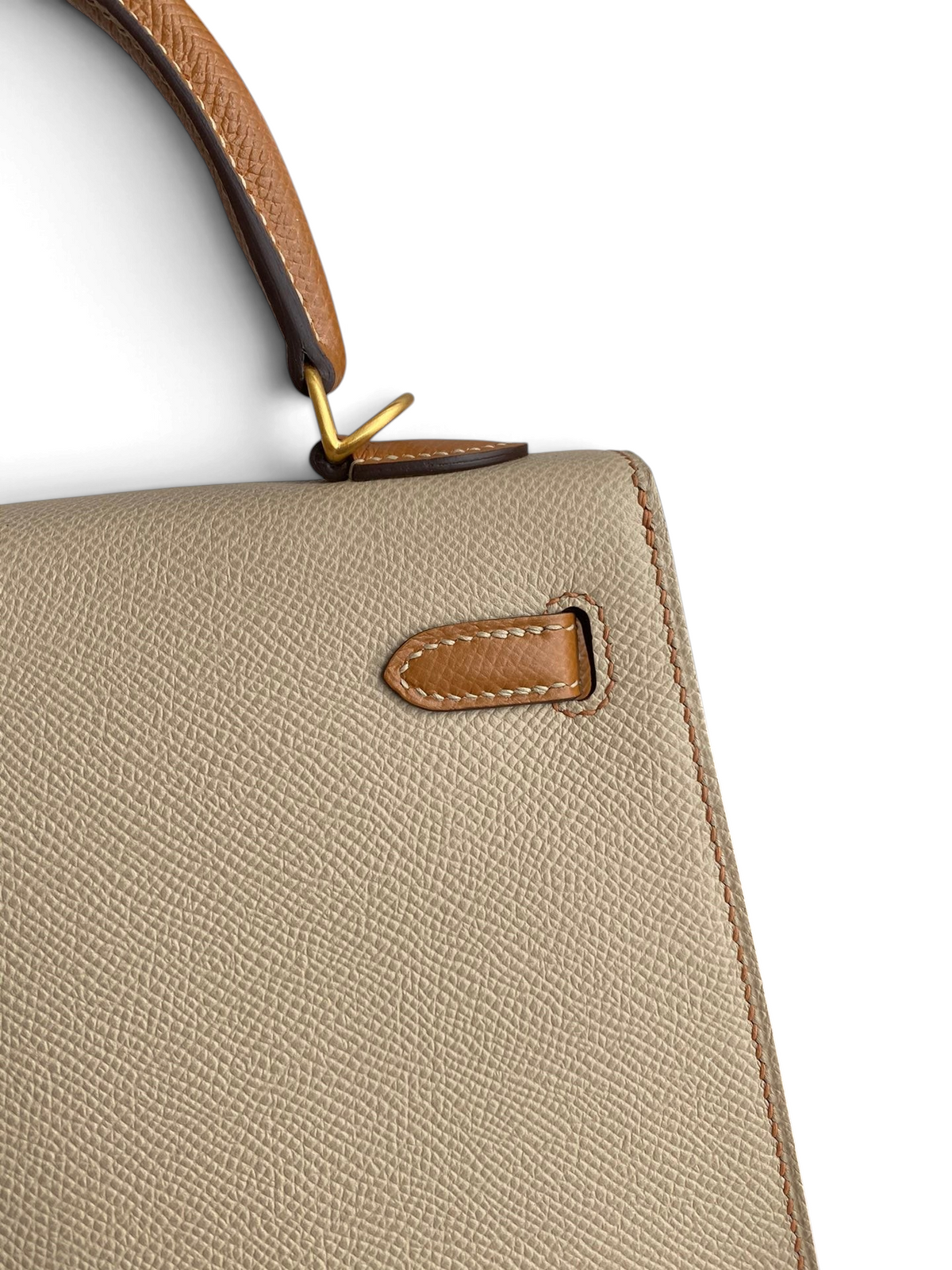 SWORD LUXURY marka, bej renkli Epsom deri Hermès Kelly 25 çanta detayı, kahverengi deri sap ve altın rengi metal aksam.