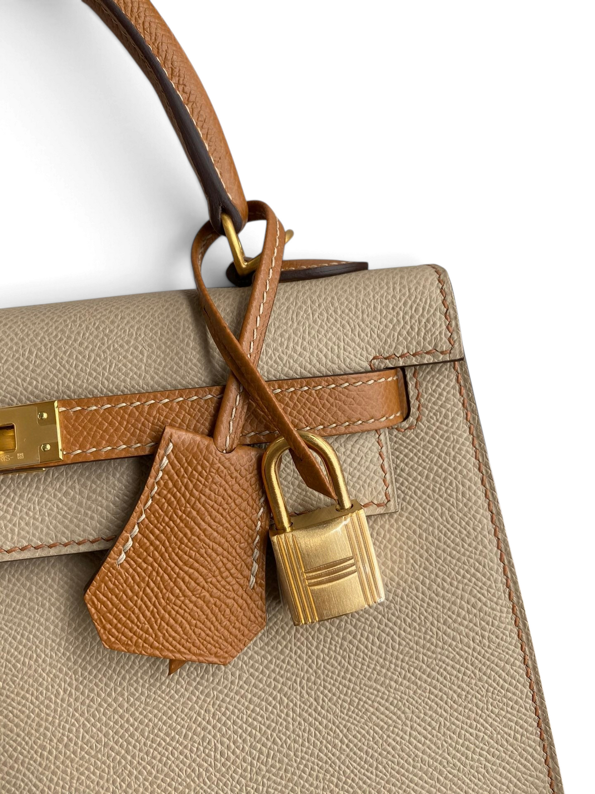 SWORD LUXURY marka, bej ve taba rengi Epsom deri Hermès Kelly 25 çanta, altın rengi kilit ve detaylara sahip.