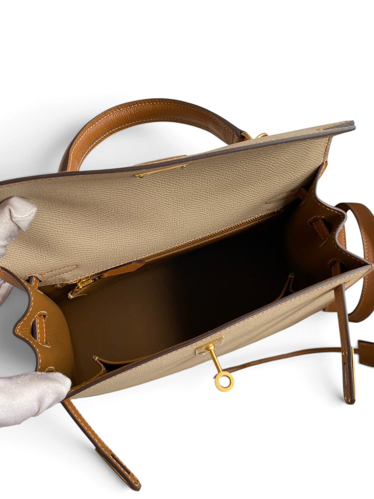 SWORD LUXURY marka, bej renkli, Epsom deri Hermès Kelly 25 çanta, iç bölmesi ve altın rengi kilit detayları ile.