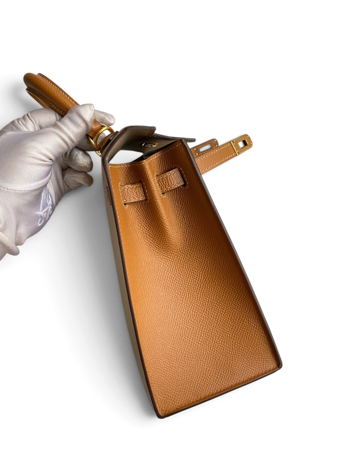 SWORD LUXURY marka taba rengi Epsom deri Kelly 25 çanta, yandan görünüm ve detaylı dikiş işçiliği.