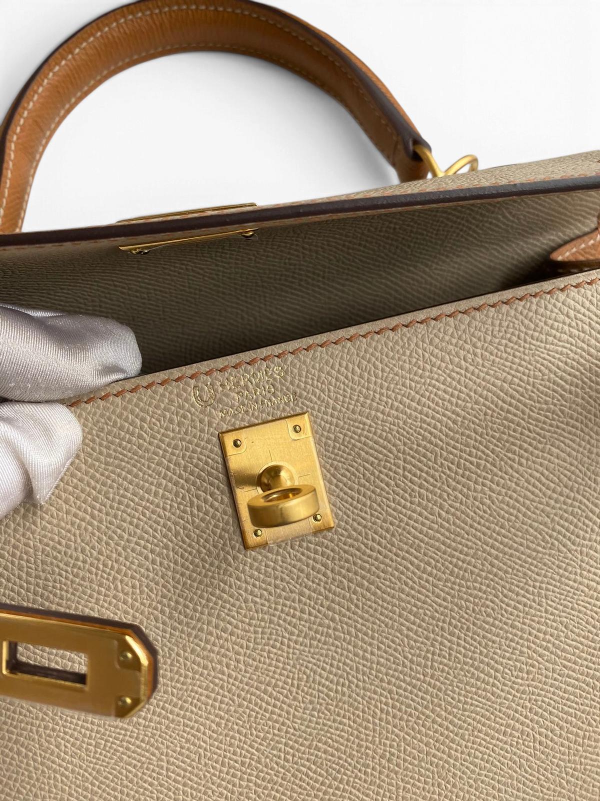 SWORD LUXURY Hermès Kelly 25 Epsom deri çanta, altın rengi metal kilit detayı ve iç kısımdaki marka damgası ile.