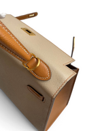 SWORD LUXURY marka, bej ve taba renkli, Epsom deri dokulu, altın donanımlı 25 cm Hermès Kelly çanta detayı.