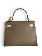 SWORD LUXURY Hermès Kelly 25 çanta, taupe ve beyaz renkli Epsom deri, ikonik turn-lock kilitli, kutu içerisinde.