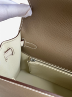 SWORD LUXURY Hermès Kelly 25 çanta iç detayı, bej ve kahverengi Epsom deri dokusu ve fermuarlı cep tasarımı.