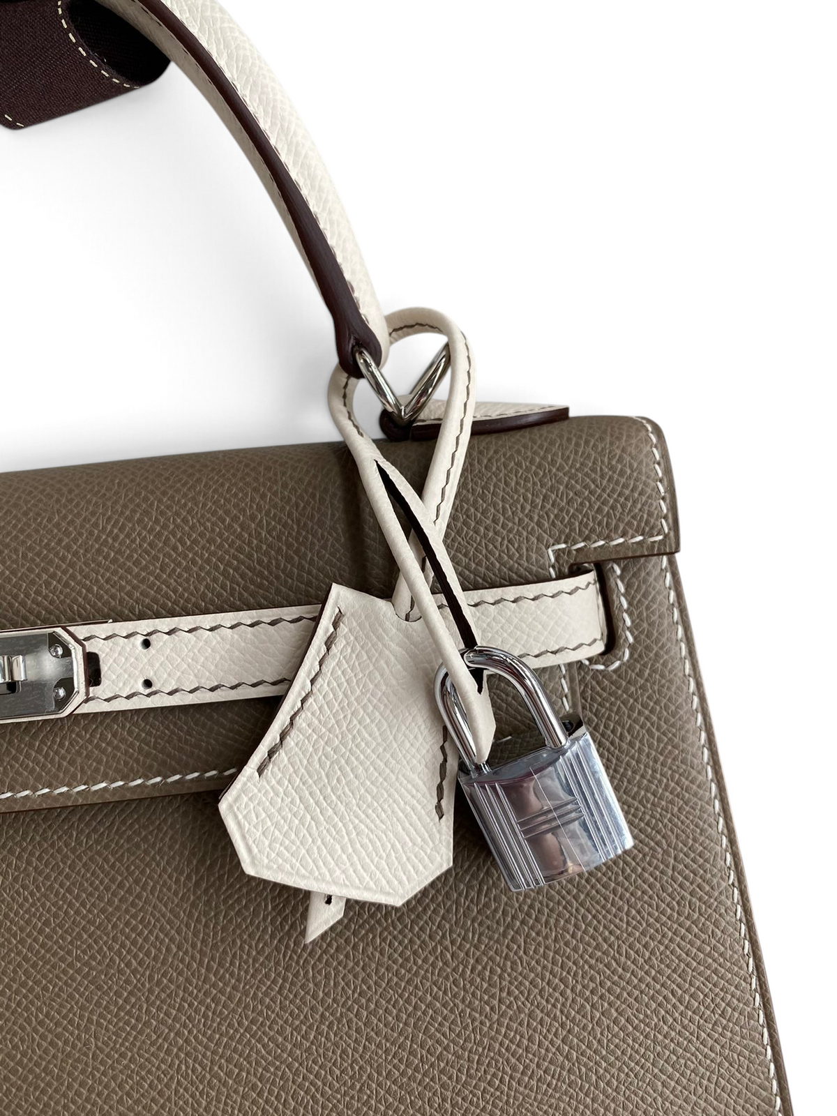 SWORD LUXURY marka, gri ve beyaz renkli, Epsom deri Hermès Kelly 25 çanta, gümüş kilit ve detaylı tasarım.