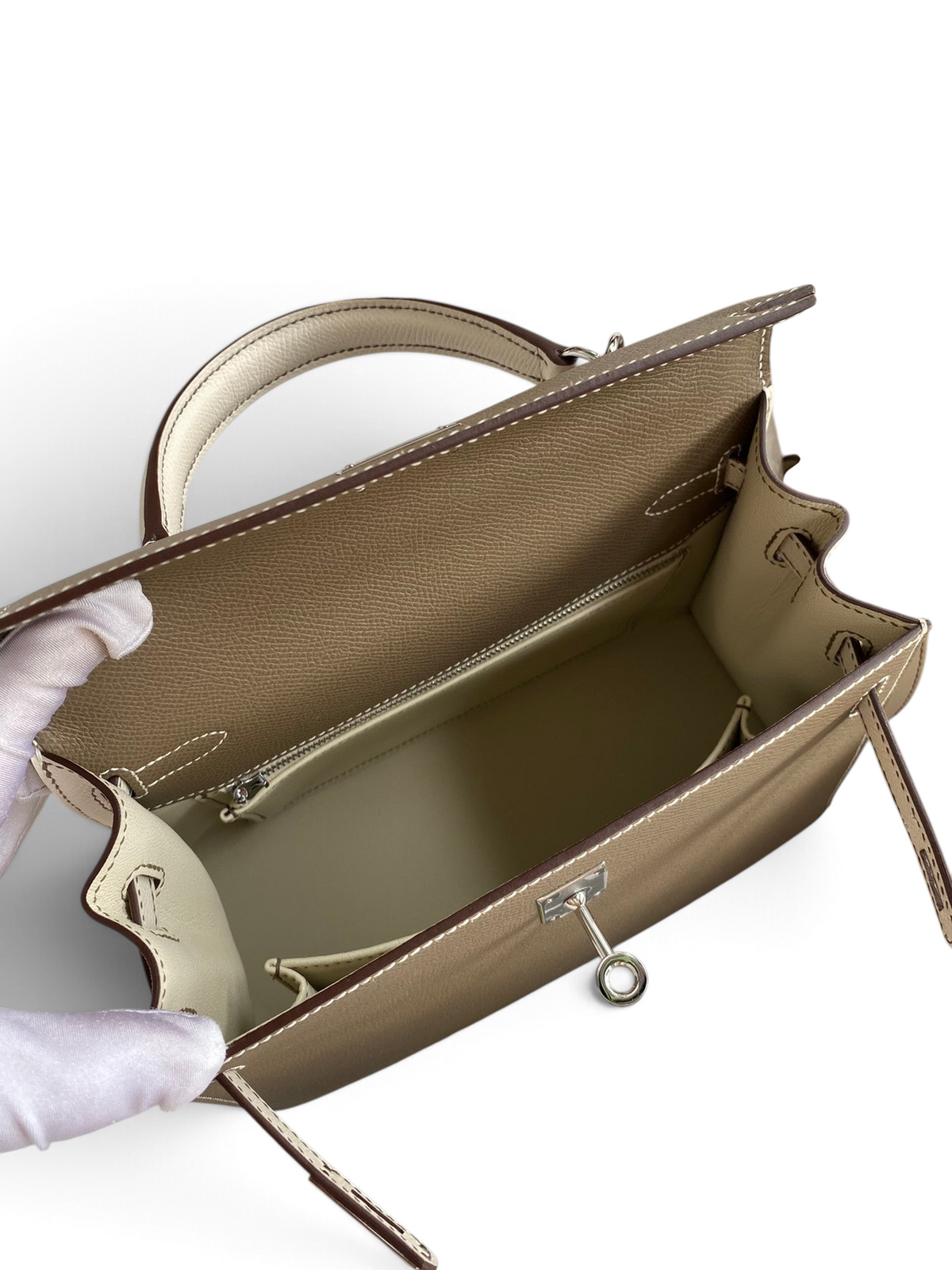 SWORD LUXURY Hermès Kelly 25 Epsom deri çanta, iç bölmesi ve detayları ile kutusunda sergileniyor.