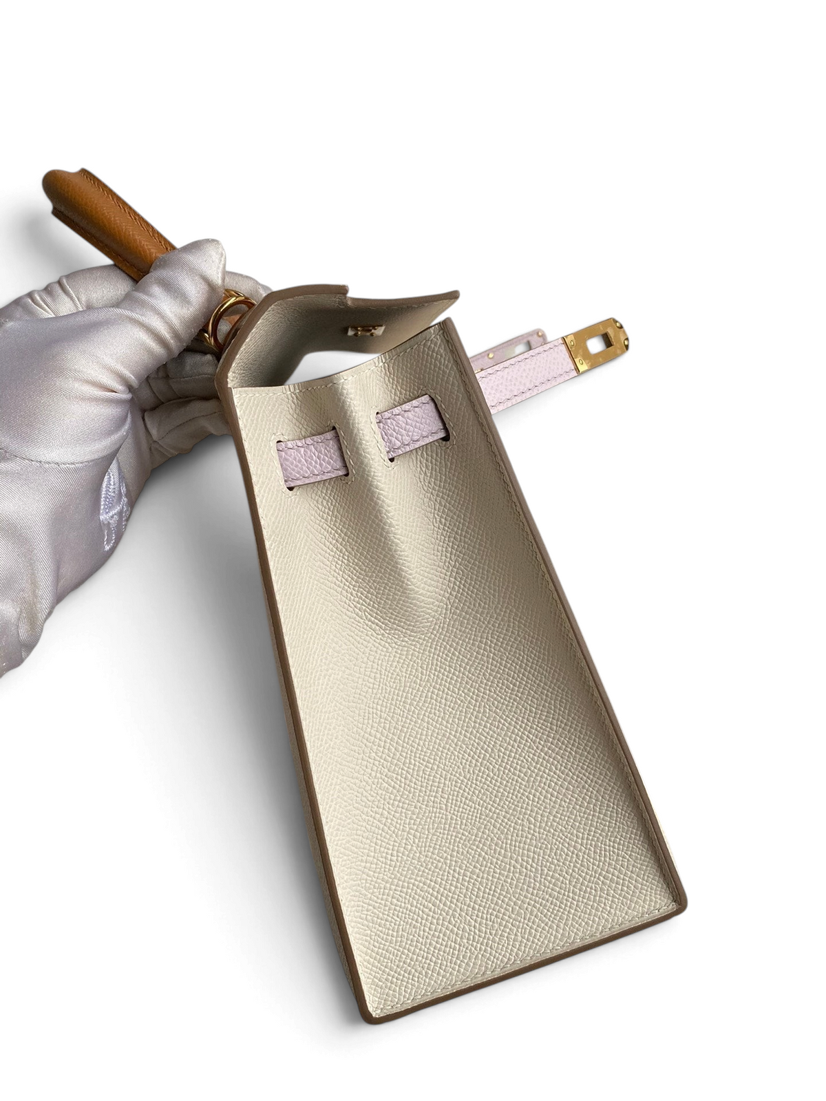 SWORD LUXURY marka, bej renkli Epsom deri Hermès Kelly 25 çanta, üstten görünüm ve detaylı işçilik.