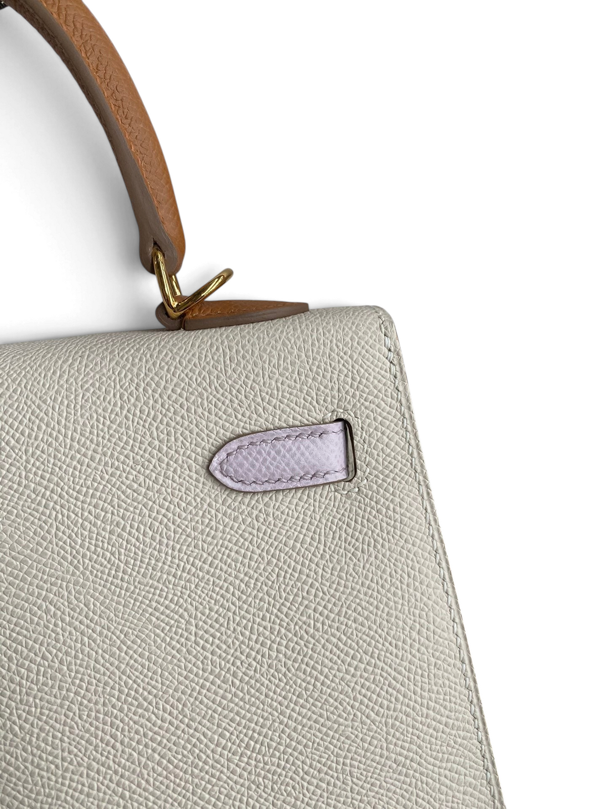 SWORD LUXURY marka, bej renkli, Epsom deri Hermès Kelly 25 çanta detayı, lila deri kayış ve altın tonlu donanım.