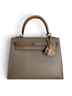 SWORD LUXURY marka, Epsom deriden üretilmiş, taupe ve taba renkli, ikonik kilit detaylı Hermès Kelly 25 çanta.