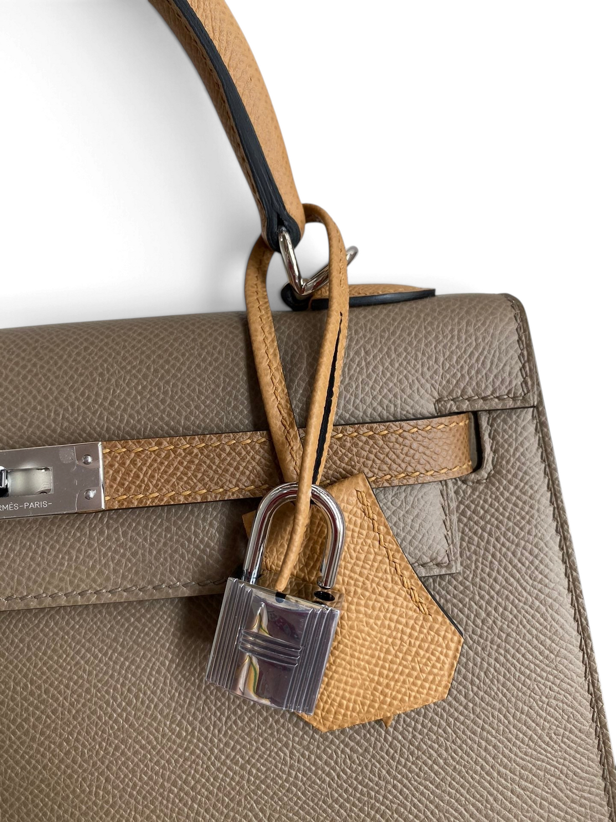 SWORD LUXURY marka, gri Epsom deri Hermès Kelly 25 çanta, gümüş donanımlı kilit ve deri askı detaylı yakın çekim.