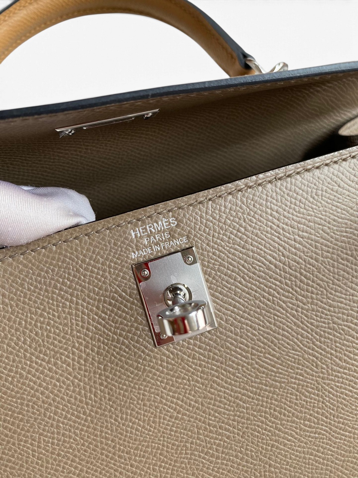 SWORD LUXURY Hermès Kelly 25 çanta, gümüş donanımlı, dokulu Epsom deri detaylı ve ikonik kilit mekanizmalı iç görünüm.