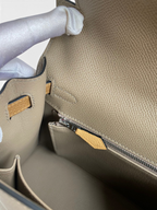 SWORD LUXURY Hermès Kelly 25 çanta iç detayı, bej Epsom deri dokusu ve fermuarlı bölme görünümü.
