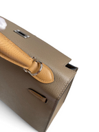 SWORD LUXURY marka, 25 cm boyutunda, taupe renkli Epsom deri Hermès Kelly çanta detayı ve metal aksamları.