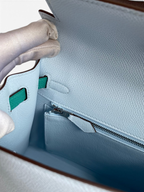 SWORD LUXURY Hermès Kelly 25 Epsom deri çanta iç detayı, açık mavi dokulu deri ve fermuarlı cep tasarımı.