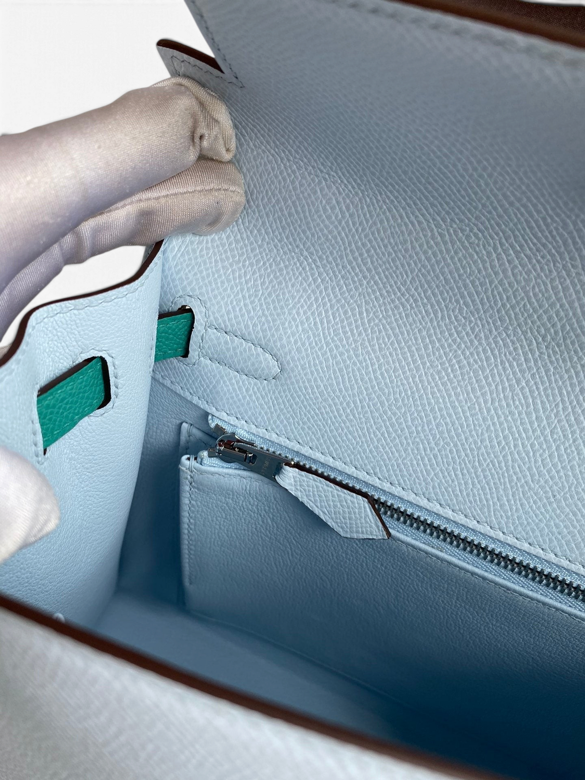 SWORD LUXURY Hermès Kelly 25 Epsom deri çanta iç detayı, açık mavi dokulu deri ve fermuarlı cep tasarımı.
