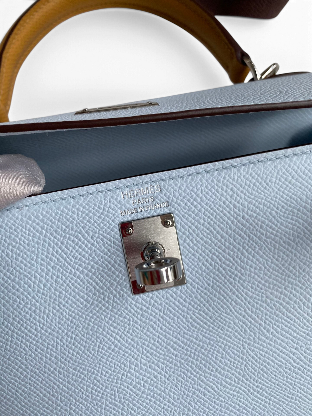 SWORD LUXURY Hermès Kelly 25 çanta, açık mavi Epsom deri dokusu ve gümüş renkli ikonik kilit detayı ile yakından görünüm
