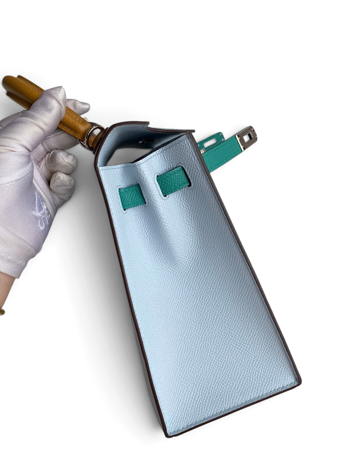 SWORD LUXURY marka, Epsom deriden üretilmiş, açık mavi gövdeli ve taba rengi saplı Hermès Kelly 25 çanta detayı.