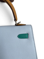 SWORD LUXURY marka, açık mavi Epsom deri Hermès Kelly 25 çanta, yeşil deri detaylı ve taba rengi saplı, yakın çekim.