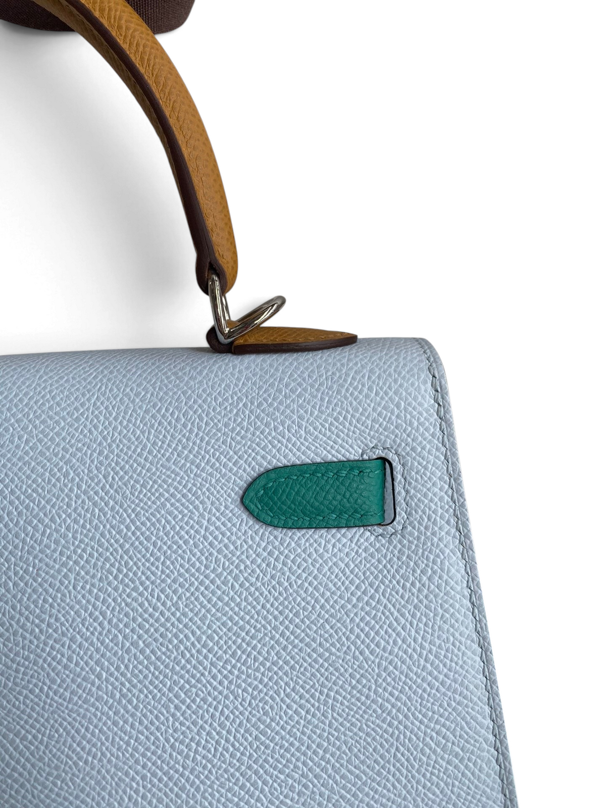 SWORD LUXURY marka, açık mavi Epsom deri Hermès Kelly 25 çanta, yeşil deri detaylı ve taba rengi saplı, yakın çekim.