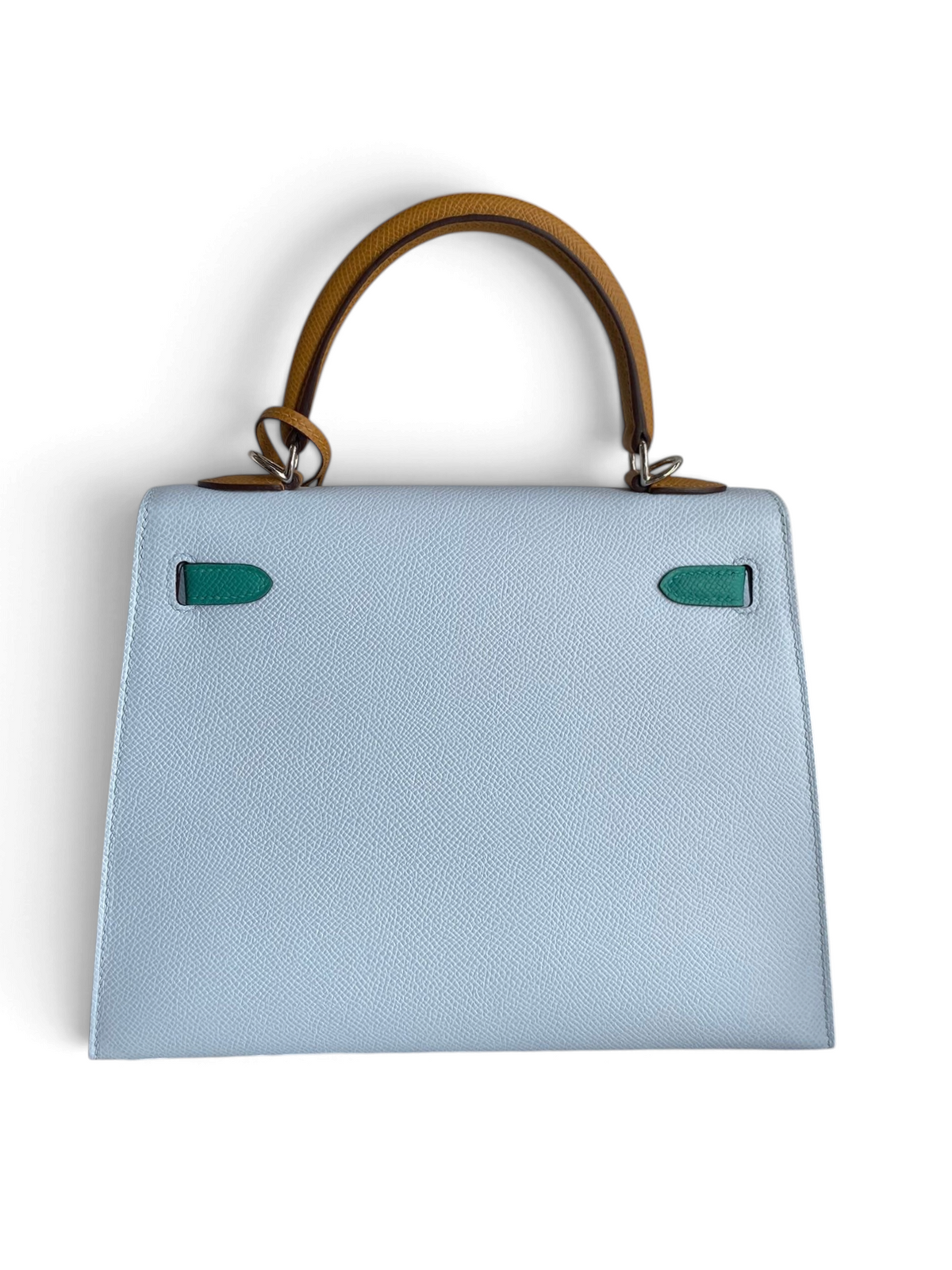 SWORD LUXURY marka, açık mavi Epsom deri Kelly 25 çanta, kahverengi saplı ve yeşil detaylı, arka görünüm.